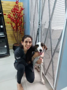 Dra. Ana Carolina abraçando um cão em uma das clínicas que trabalhou.